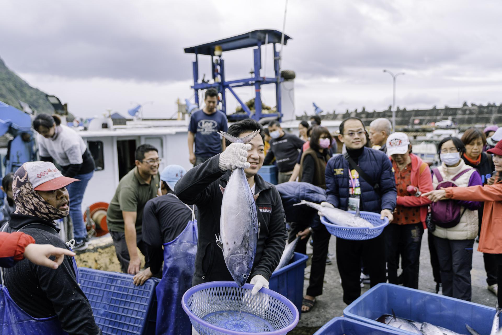朝陽漁港-搶魚.jpg